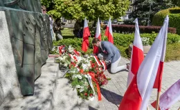 na zdjęciu osoby podczas uroczystości