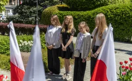 na zdjęciu osoby podczas uroczystości