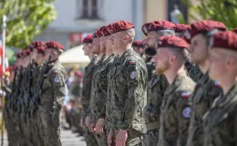 na zdjęciu osoby podczas uroczystości
