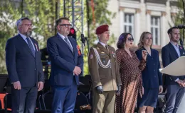 na zdjęciu osoby podczas uroczystości