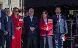 na zdjęciu osoby podczas uroczystości