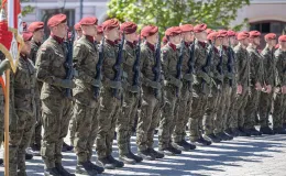 na zdjęciu osoby podczas uroczystości