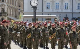 na zdjęciu osoby podczas uroczystości