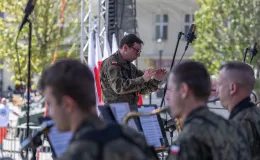 na zdjęciu osoby podczas uroczystości