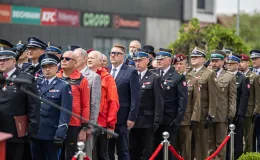 na zdjęciu osoby podczas uroczystości 