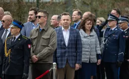 na zdjęciu osoby podczas uroczystości 