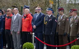 na zdjęciu osoby podczas uroczystości 