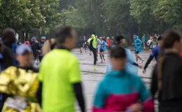 na zdjęciu biegacze
