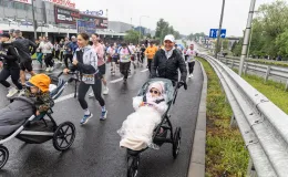 na zdjęciu biegacze