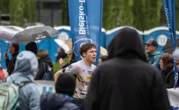 na zdjęciu biegacze