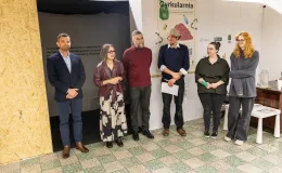 na zdjęciu elementy wystawy i zwierzający podczas otwarcia