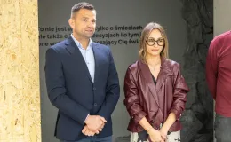 na zdjęciu elementy wystawy i zwierzający podczas otwarcia