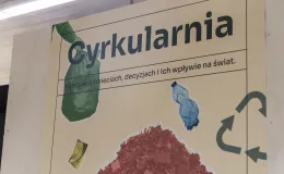 na zdjęciu elementy wystawy i zwierzający podczas otwarcia