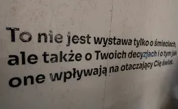 na zdjęciu elementy wystawy i zwierzający podczas otwarcia