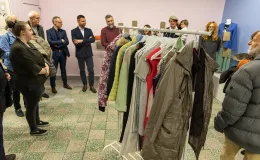 na zdjęciu elementy wystawy i zwierzający podczas otwarcia