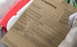 na zdjęciu elementy wystawy i zwierzający podczas otwarcia