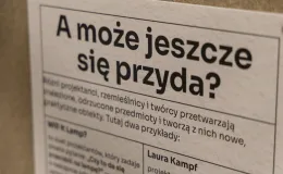 na zdjęciu elementy wystawy i zwierzający podczas otwarcia