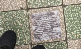 na zdjęciu elementy wystawy i zwierzający podczas otwarcia