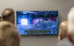 na zdjęciu elementy wystawy i zwierzający podczas otwarcia