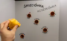 na zdjęciu elementy wystawy i zwierzający podczas otwarcia