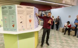 na zdjęciu elementy wystawy i zwierzający podczas otwarcia
