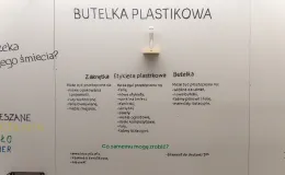 na zdjęciu elementy wystawy i zwierzający podczas otwarcia