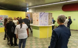 na zdjęciu elementy wystawy i zwierzający podczas otwarcia