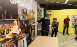 na zdjęciu elementy wystawy i zwierzający podczas otwarcia
