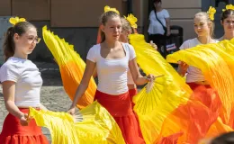 na zdjęciu osoby podczas korowodu