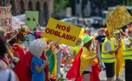 na zdjęciu osoby podczas korowodu