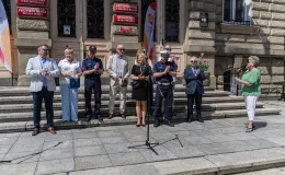 na zdjęciu osoby podczas korowodu