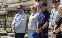 na zdjęciu osoby podczas korowodu