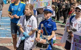 na zdjęciu osoby podczas korowodu