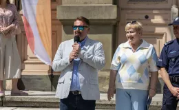 na zdjęciu osoby podczas korowodu