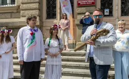 na zdjęciu osoby podczas korowodu