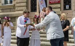 na zdjęciu osoby podczas korowodu