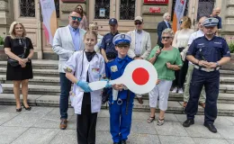 na zdjęciu osoby podczas korowodu