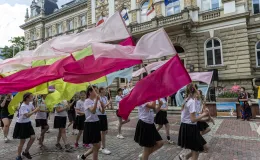 na zdjęciu osoby podczas korowodu