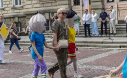 na zdjęciu osoby podczas korowodu
