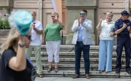 na zdjęciu osoby podczas korowodu