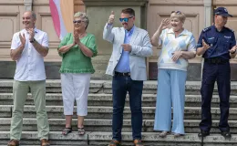 na zdjęciu osoby podczas korowodu