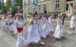 na zdjęciu osoby podczas korowodu
