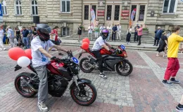 na zdjęciu osoby podczas korowodu