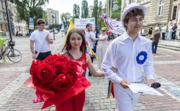 na zdjęciu osoby podczas korowodu