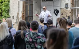 na zdjęciu osoby podczas nocy muzeów