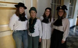 na zdjęciu osoby podczas nocy muzeów