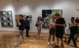 na zdjęciu osoby podczas nocy muzeów