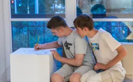 na zdjęciu osoby podczas nocy muzeów