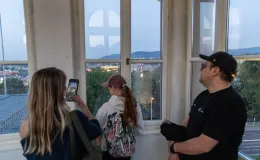 na zdjęciu osoby podczas nocy muzeów