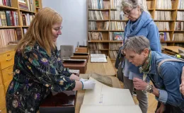 na zdjęciu osoby podczas nocy muzeów